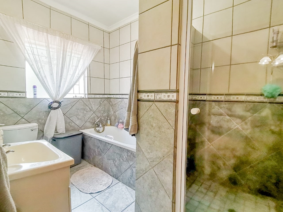 7 Bedroom Property for Sale in Parklands Western Cape